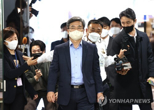 '서해 공무원 피격' 은폐 의혹을 받고 있는 서욱 전 국방부 장관이 21일 영장실질심사를 받기 위해 서초동 서울중앙지법으로 들어서고 있다.  연합뉴스